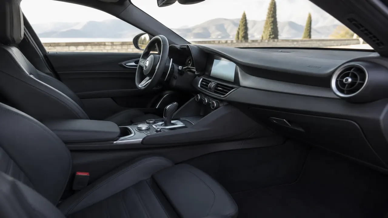 Alfa Romeo Giulia — interior