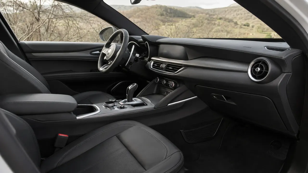 Alfa Romeo Stelvio — interior