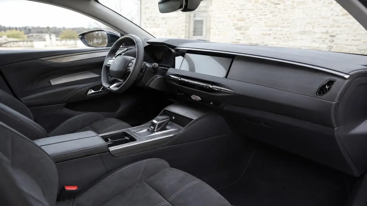 DS 4 — interior