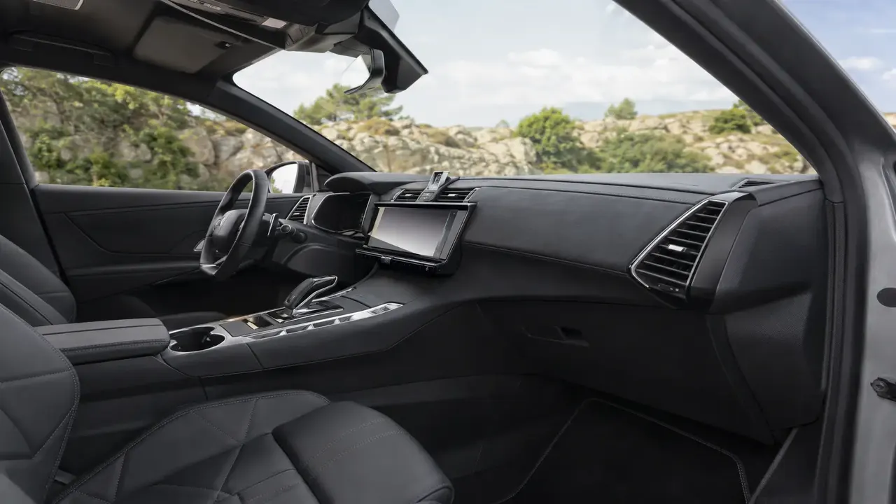 DS 7 — interior