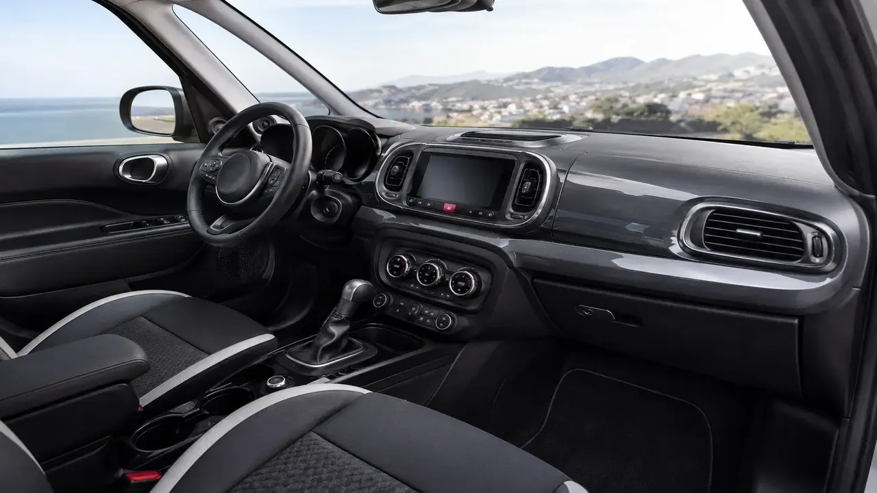 Fiat 500L — interior