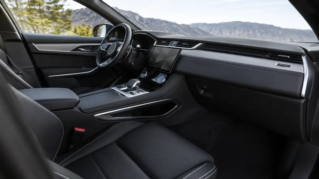 Jaguar F-Pace Base — interior