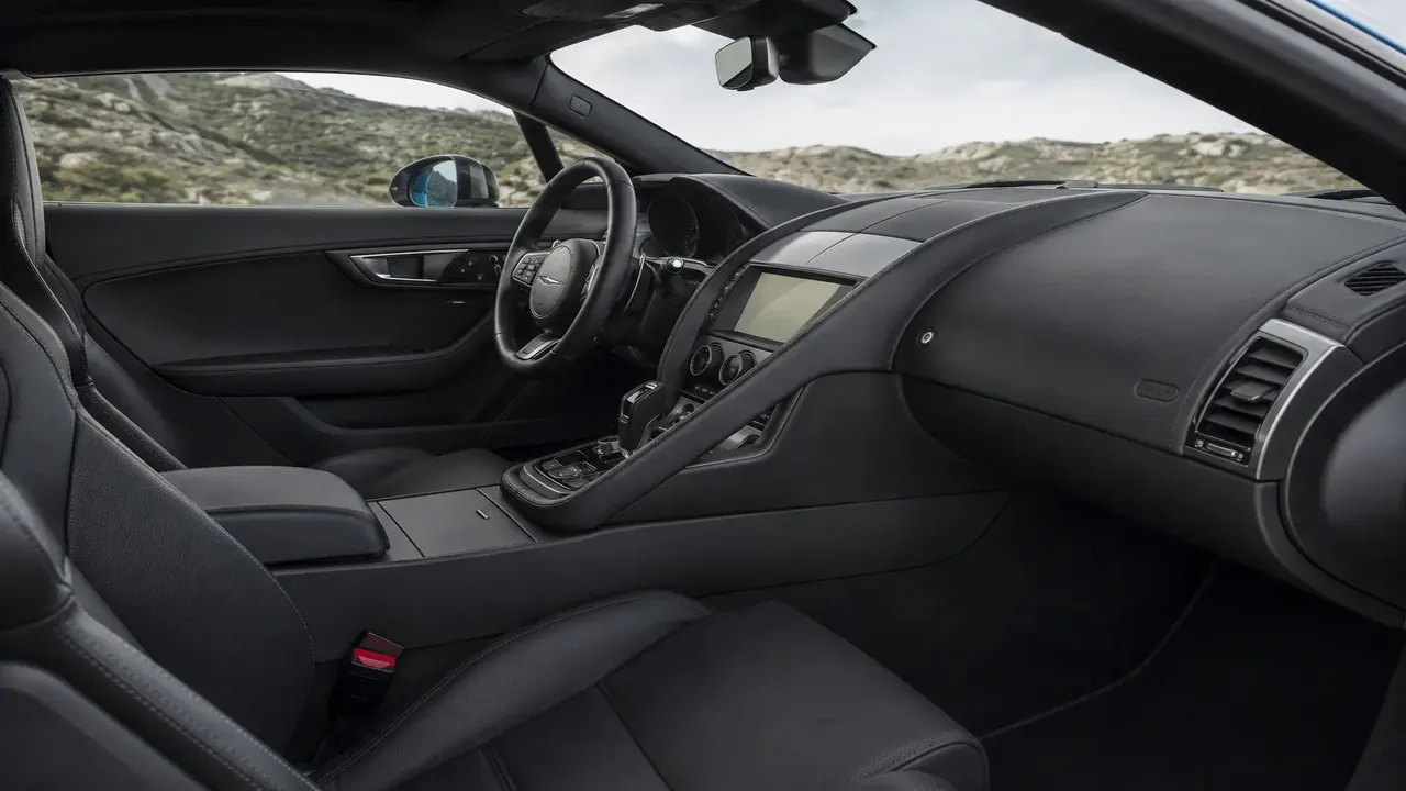 Jaguar F-Type V6 Base Coupé — interior