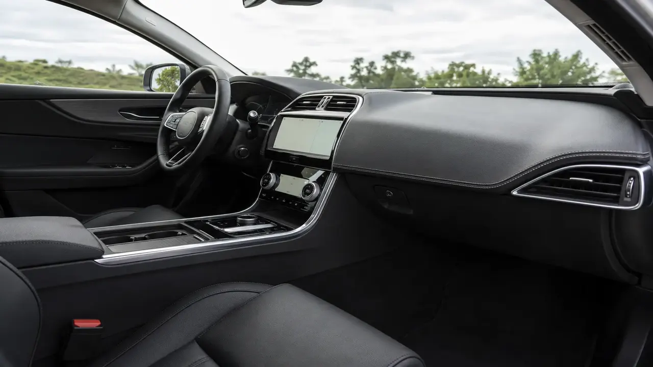 Jaguar XE Base — interior