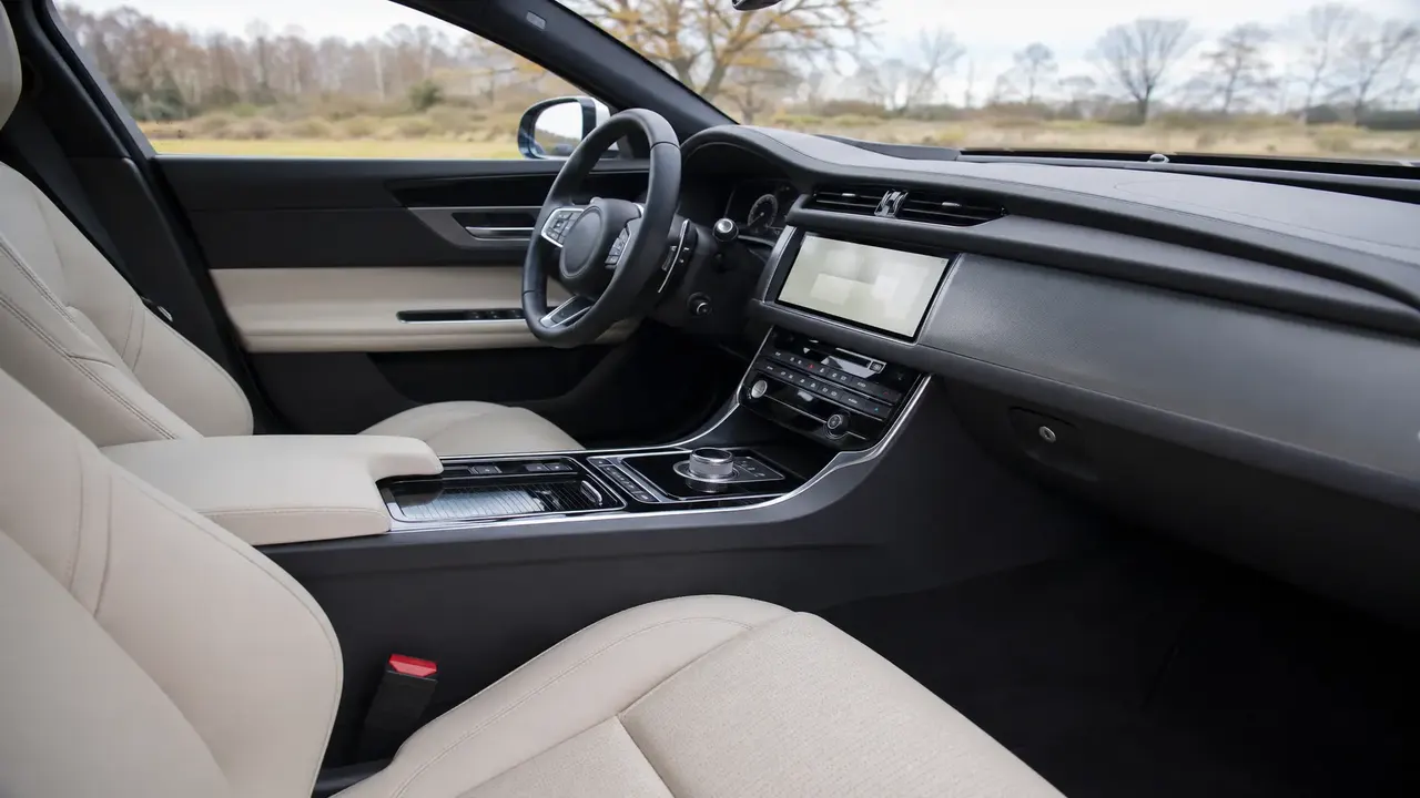 Jaguar XF 2.7 Diesel — interior