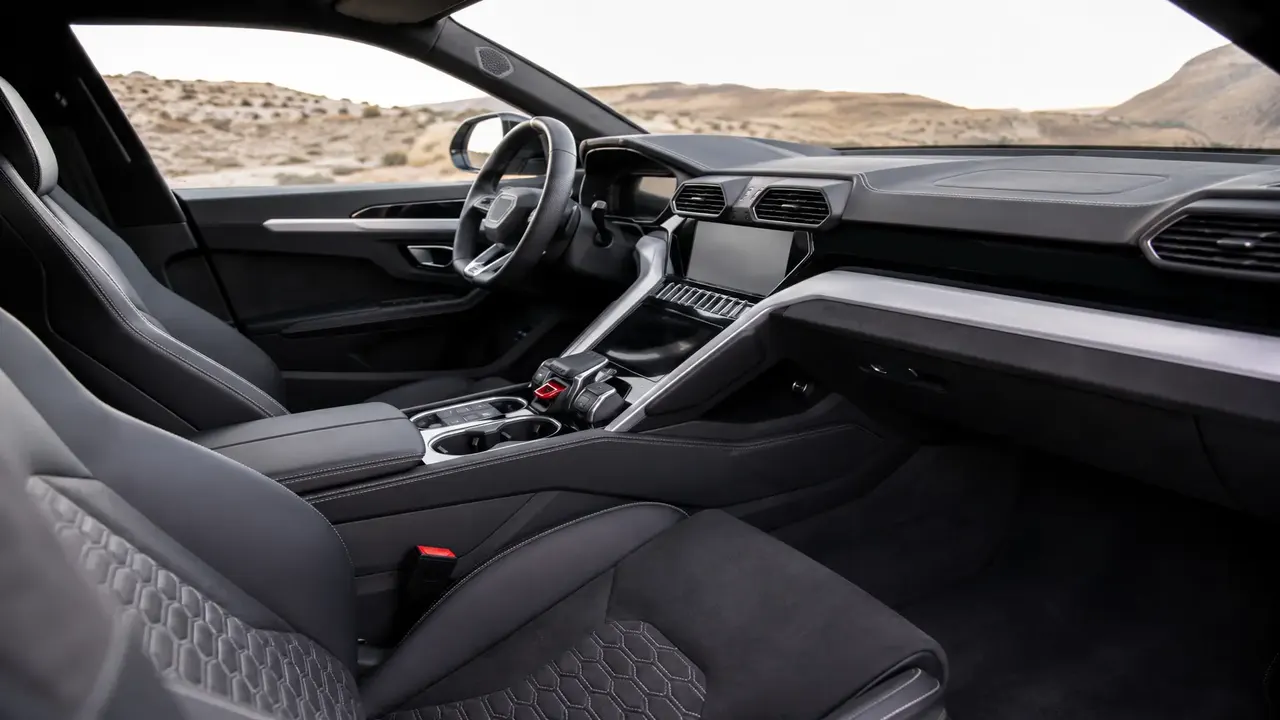 Lamborghini Urus — interior