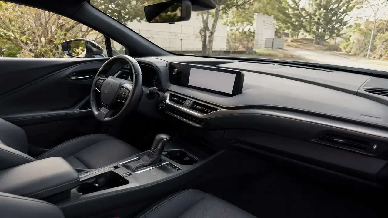 Lexus UX 200 Luxury — interior