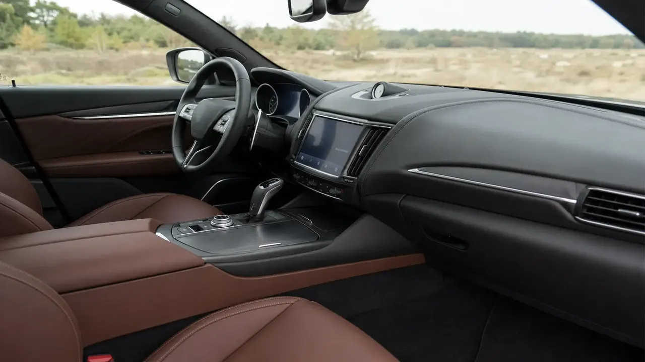 Maserati Levante — interior
