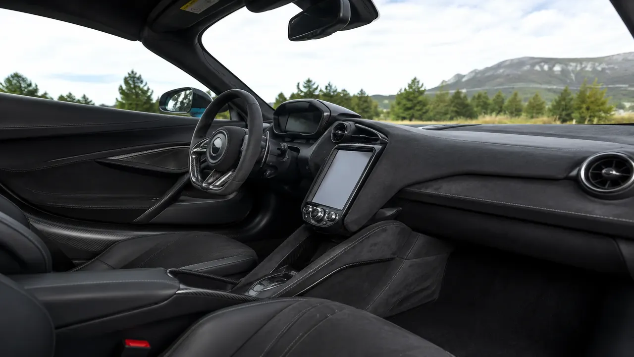 McLaren 750S — interior