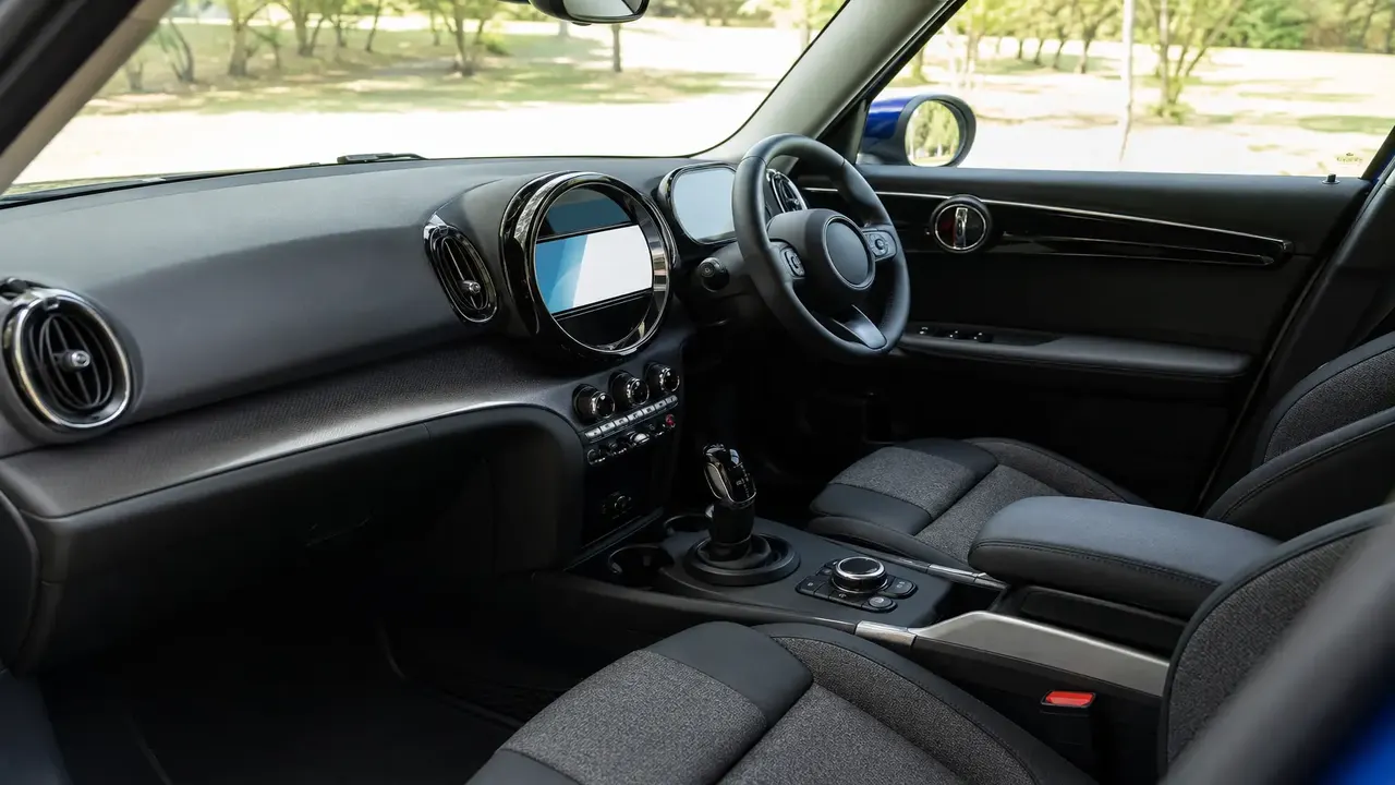 MINI Hatch (Hardtop) — interior