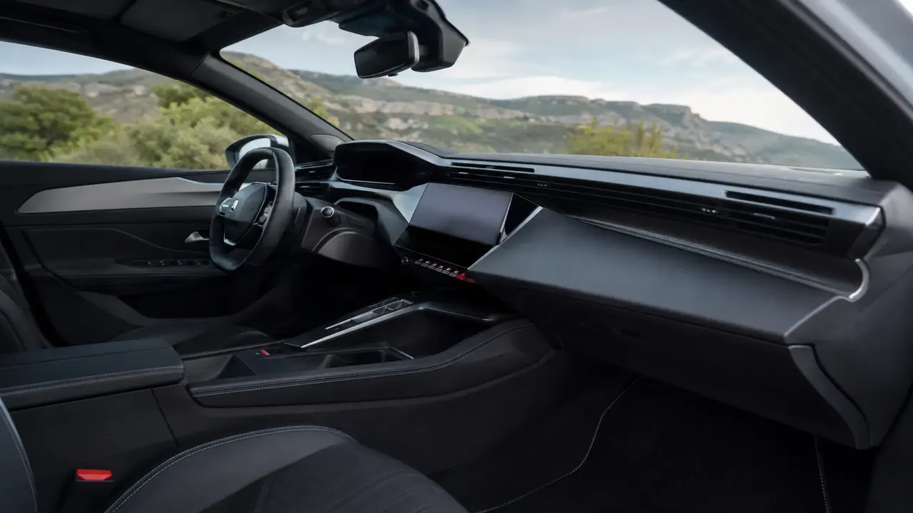 Peugeot 408 — interior