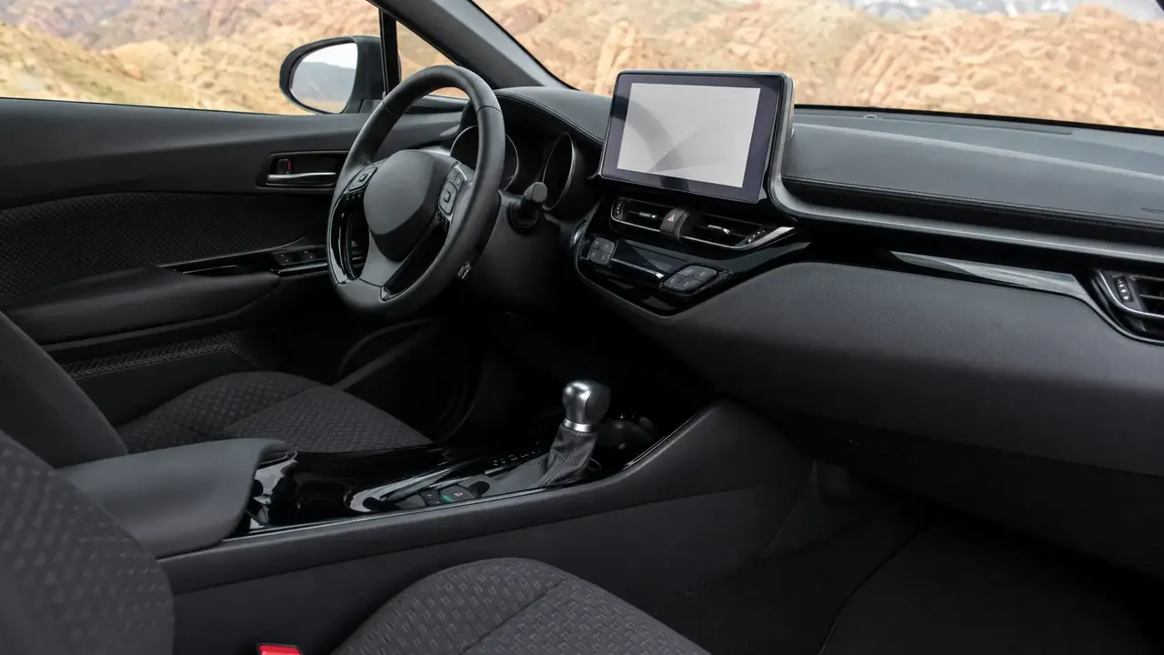 Toyota C-HR — interior
