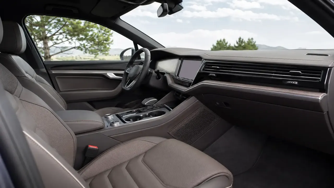 Volkswagen Touareg — interior