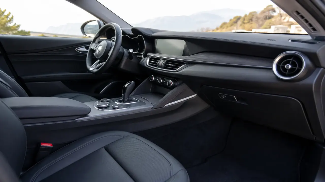 Alfa Romeo Giulia — interior