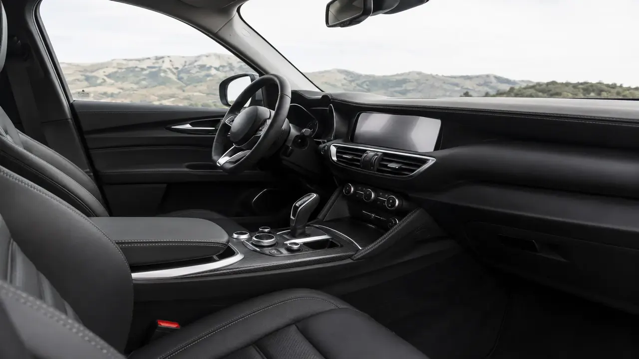 Alfa Romeo Stelvio — interior