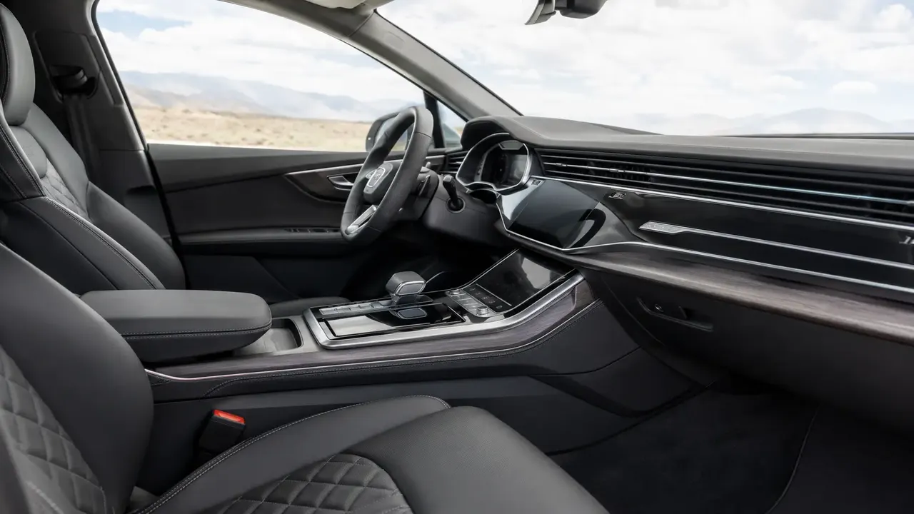 Audi Q7 — interior