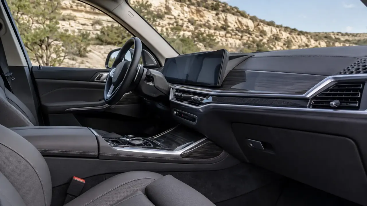 BMW X7 — interior
