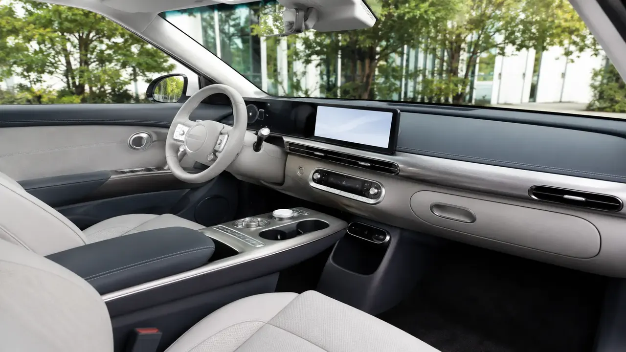 Genesis Gv60 — interior