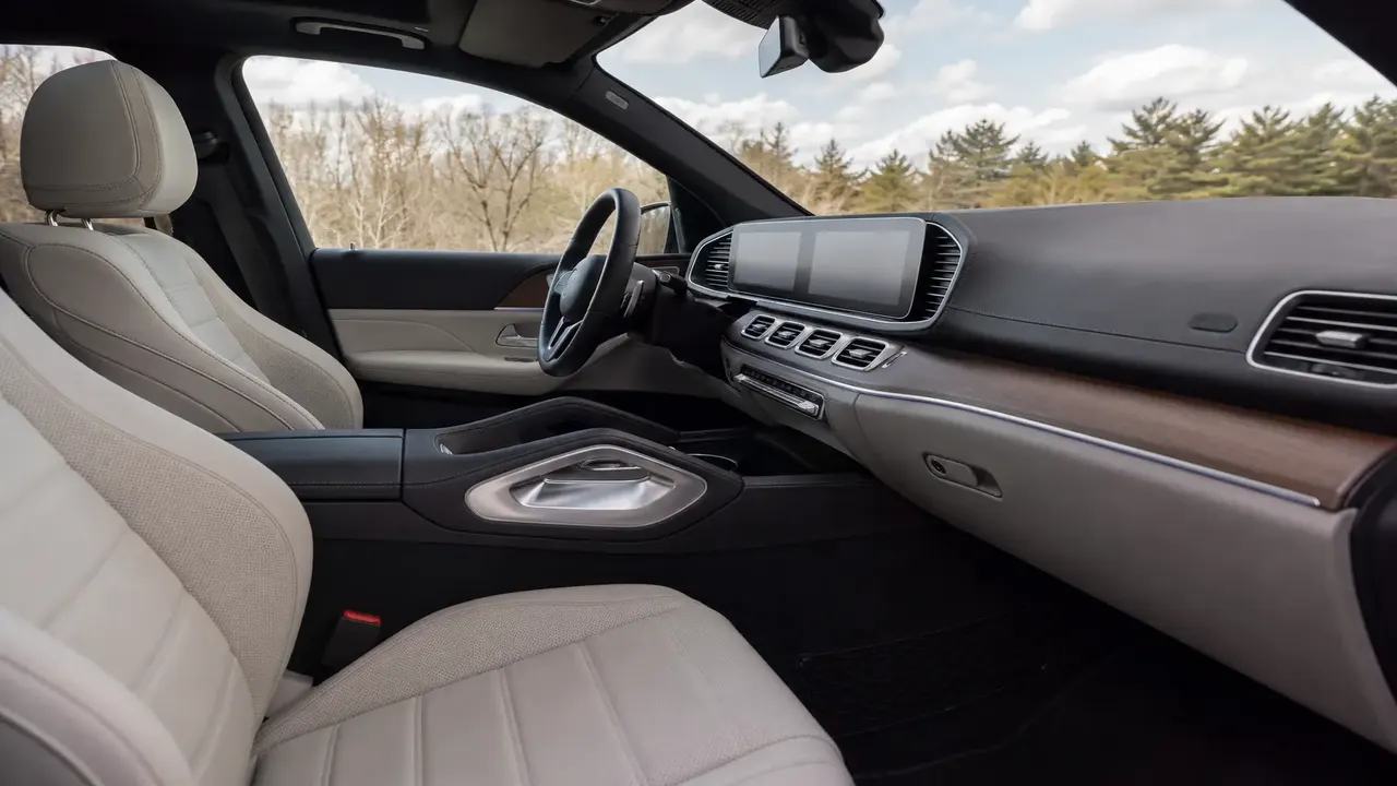 Rear Seat Entertainment Tablet Mounts: Keeping Kids (and Devices) Secure on the Road