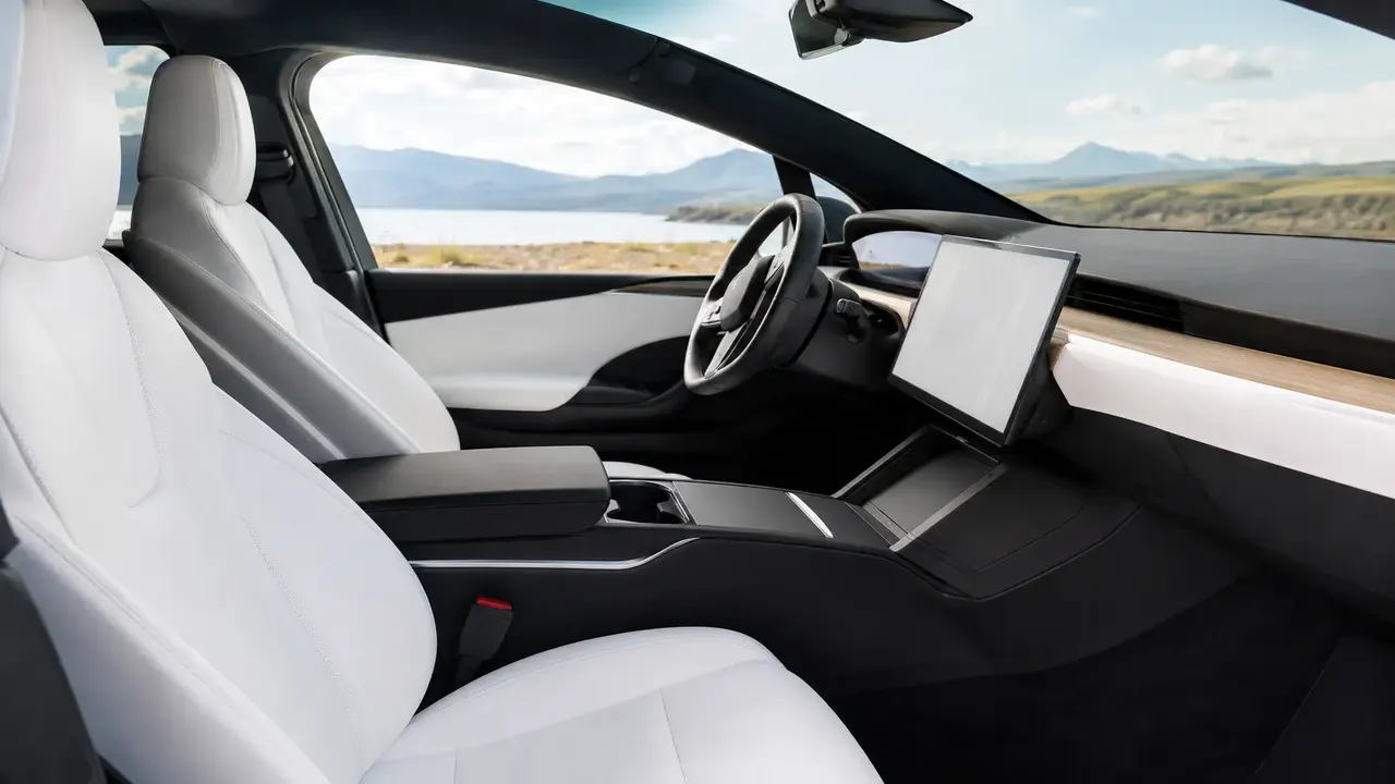 Tesla Model X Long Range — interior